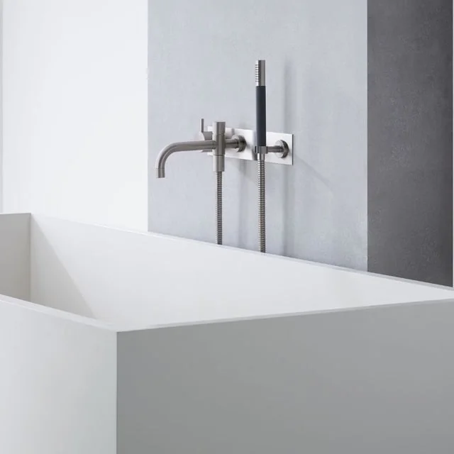 Vola 2143DT8 badekarbatteri, 200 mm tut, med hånddusj, rustfritt stål | 2143DT8-40